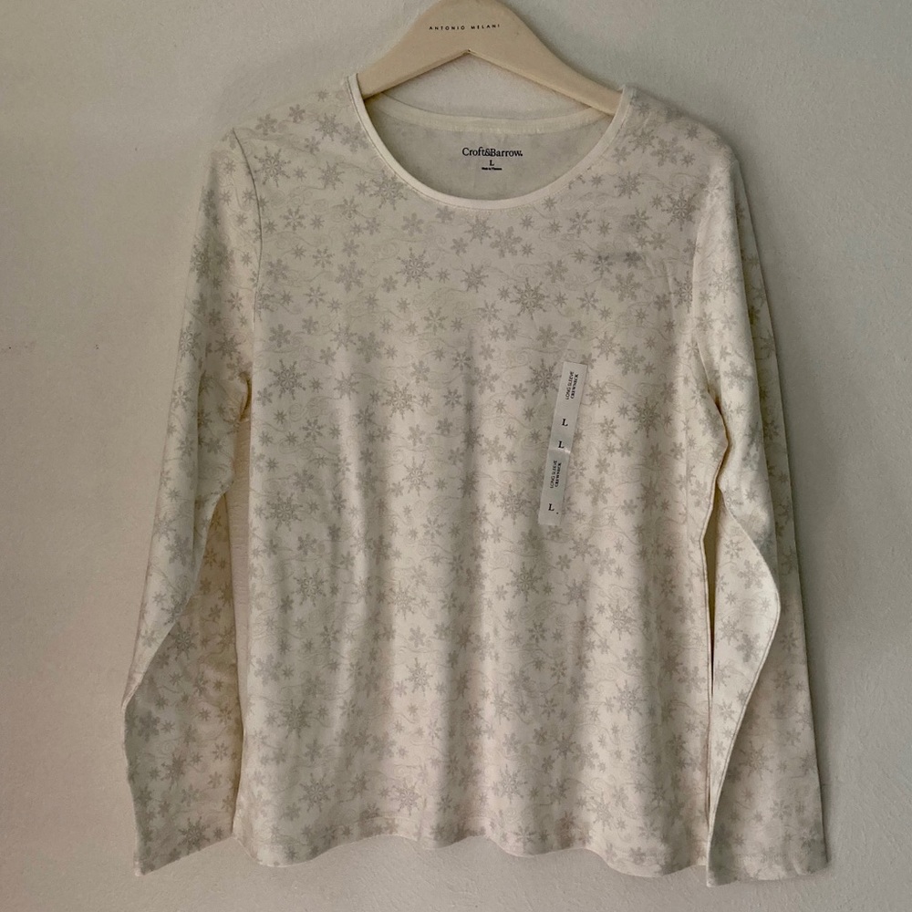 🐢NWT Winter Long Sleeve T in Cream w Snow Flakes